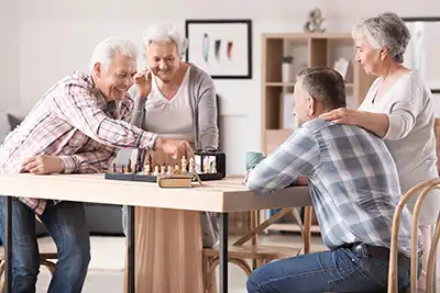 Ältere Menschen spielen Karten